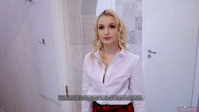 Mladá studentka podvádí svého přítele s jeho kamarádem | POV a sperma v její kundičce!